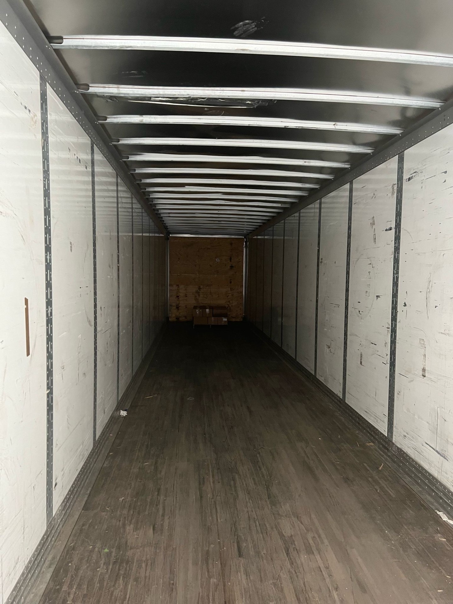 Interior de trailer listo para carga